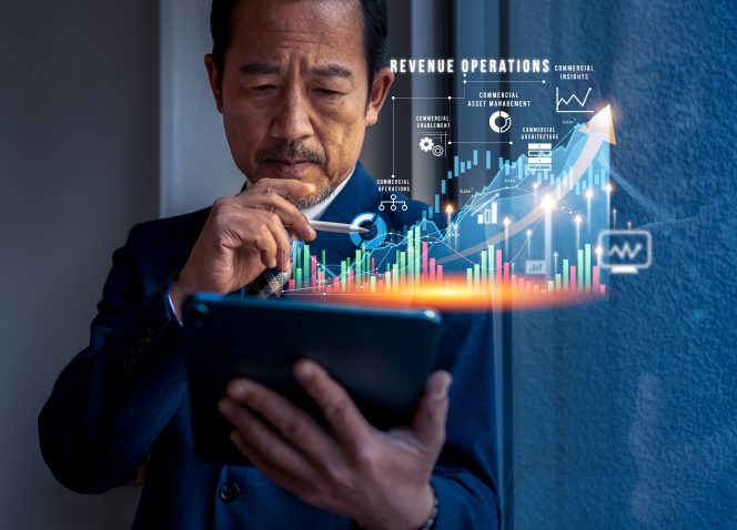 Um homem de terno está olhando para um tablet com um gráfico saindo dele.