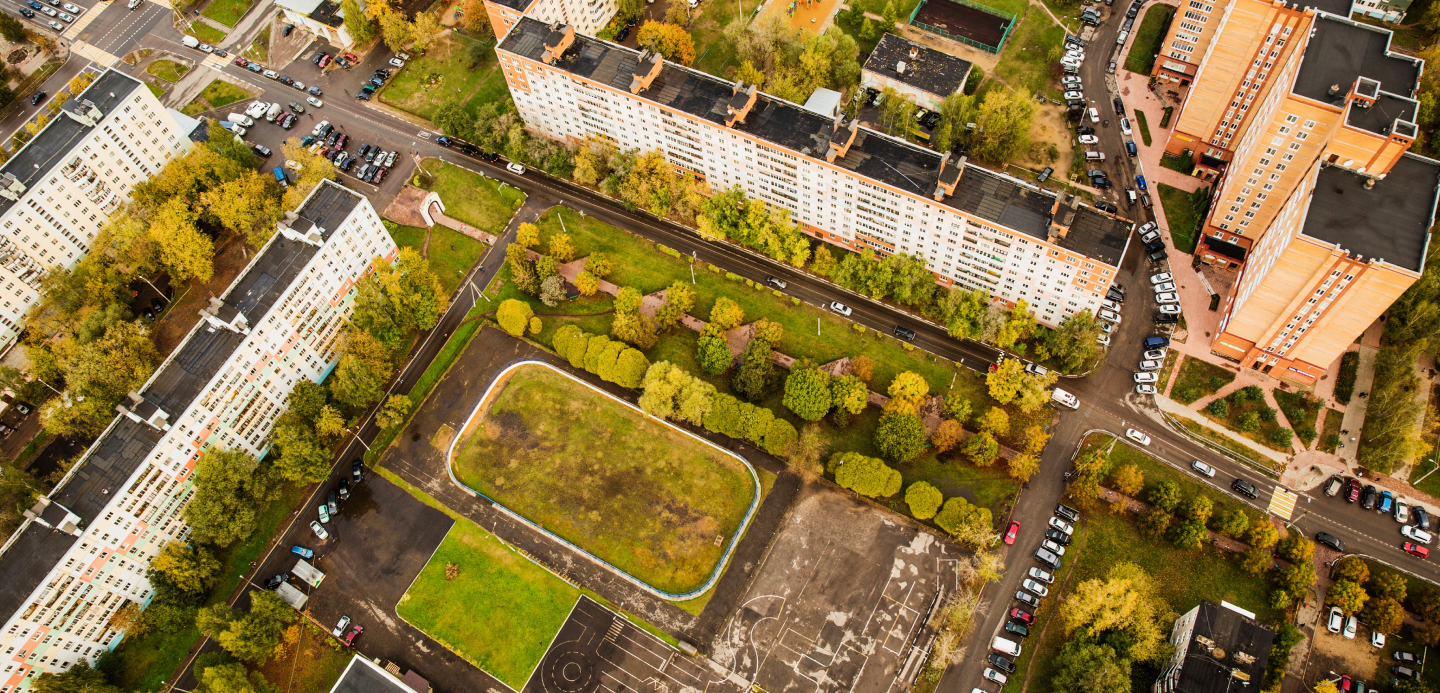 Uma vista aérea de uma área residencial com muitos edifícios e árvores.