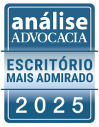A blue sign that says ' análise advocacia escritorio mais admirado 2025 ' on it.